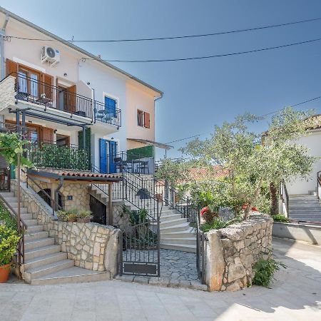 Apartmen Plus U Centru Blizu Plaze Njivice Buitenkant foto