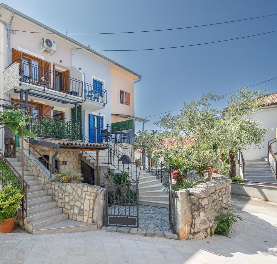 Apartmen Plus U Centru Blizu Plaze Njivice Buitenkant foto