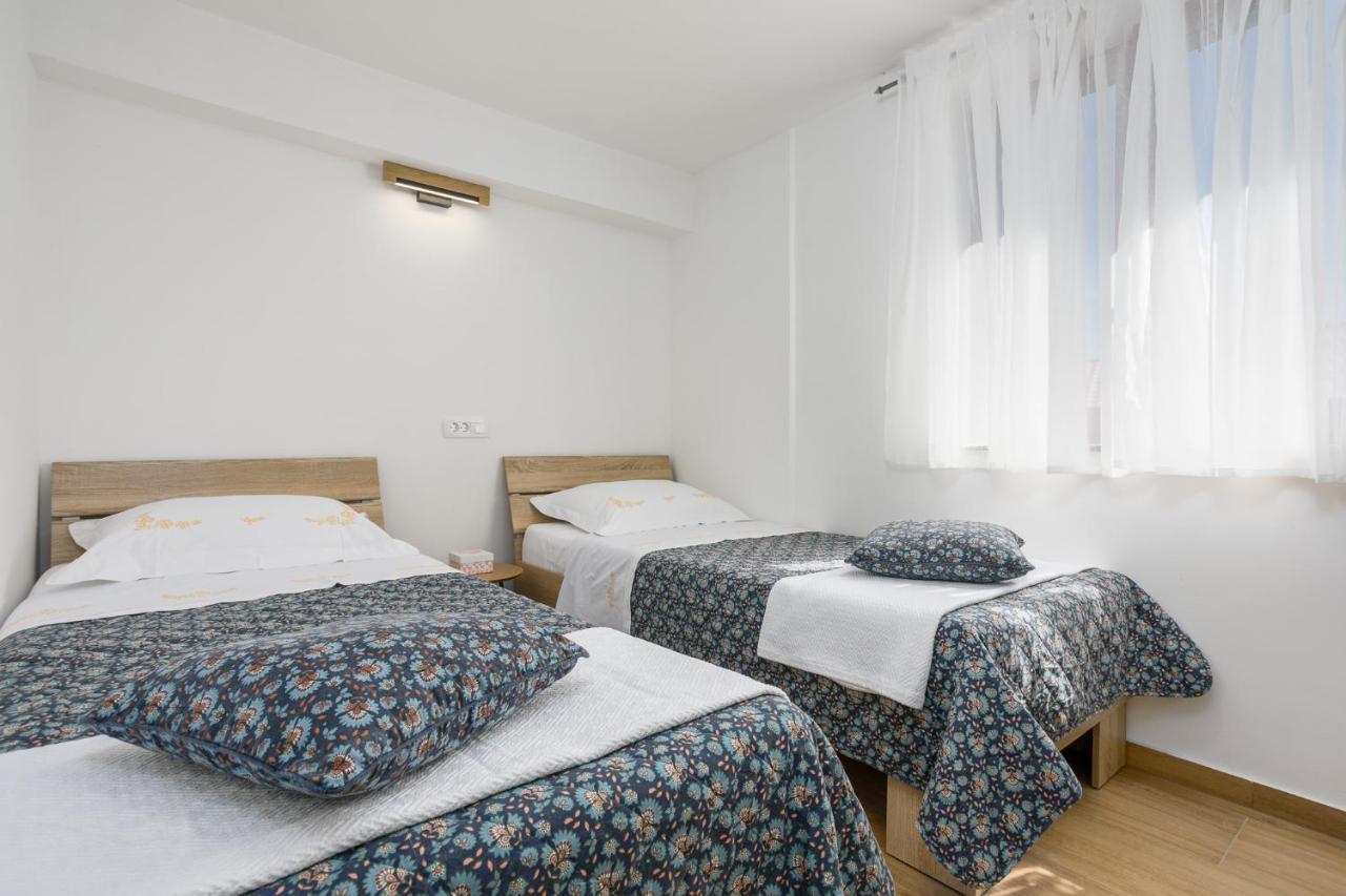 Apartmen Plus U Centru Blizu Plaze Njivice Buitenkant foto