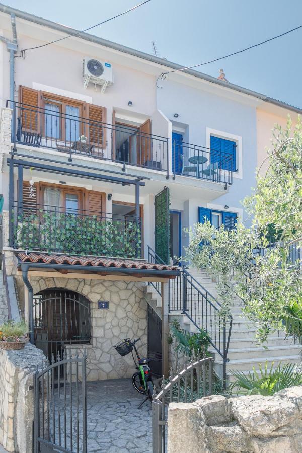 Apartmen Plus U Centru Blizu Plaze Njivice Buitenkant foto