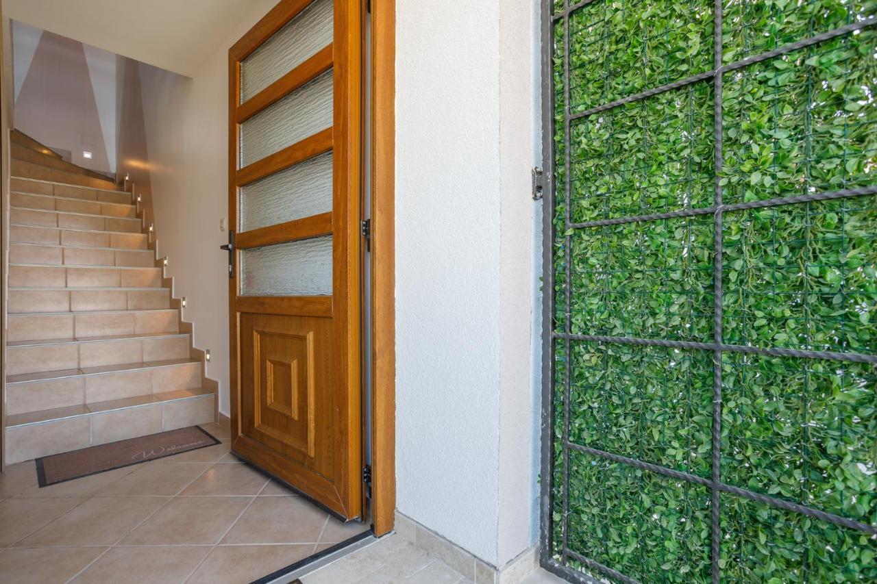 Apartmen Plus U Centru Blizu Plaze Njivice Buitenkant foto