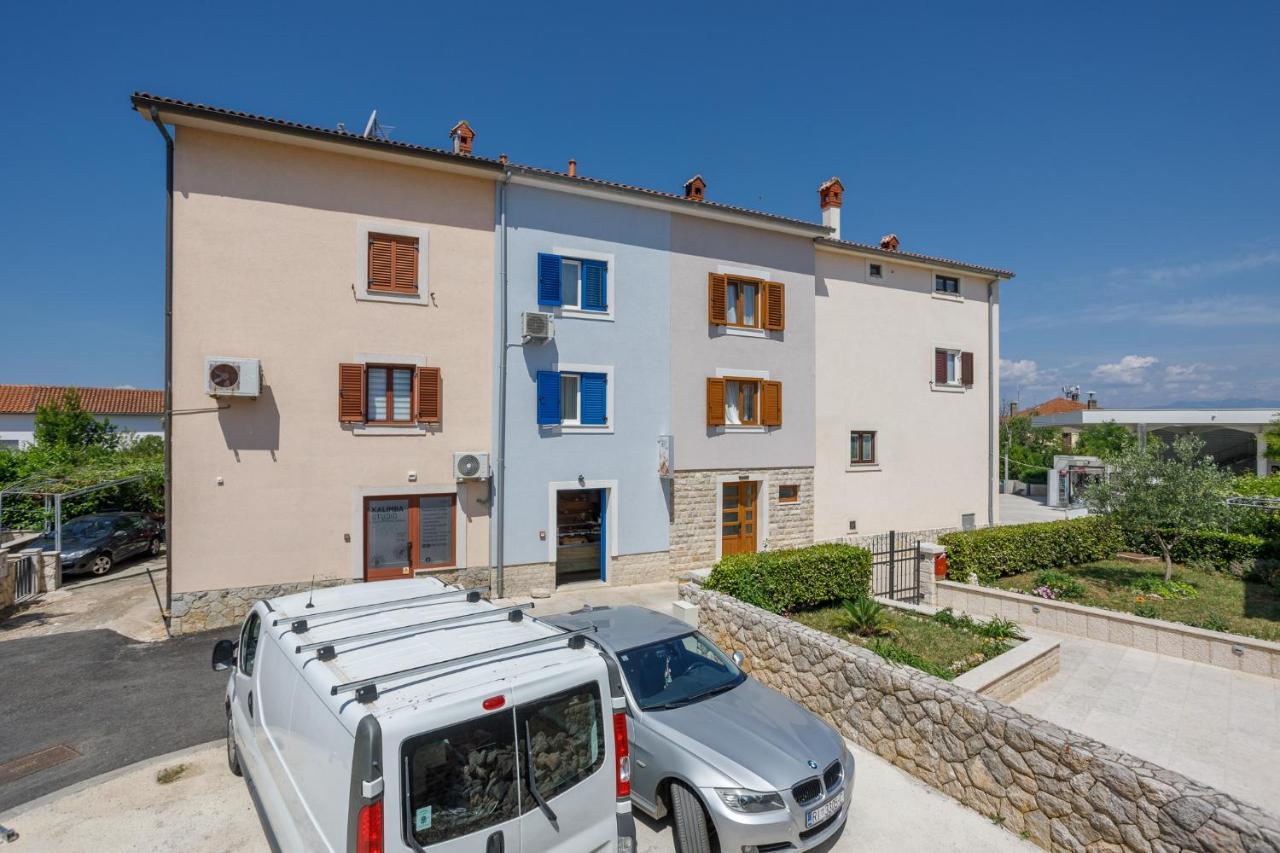 Apartmen Plus U Centru Blizu Plaze Njivice Buitenkant foto