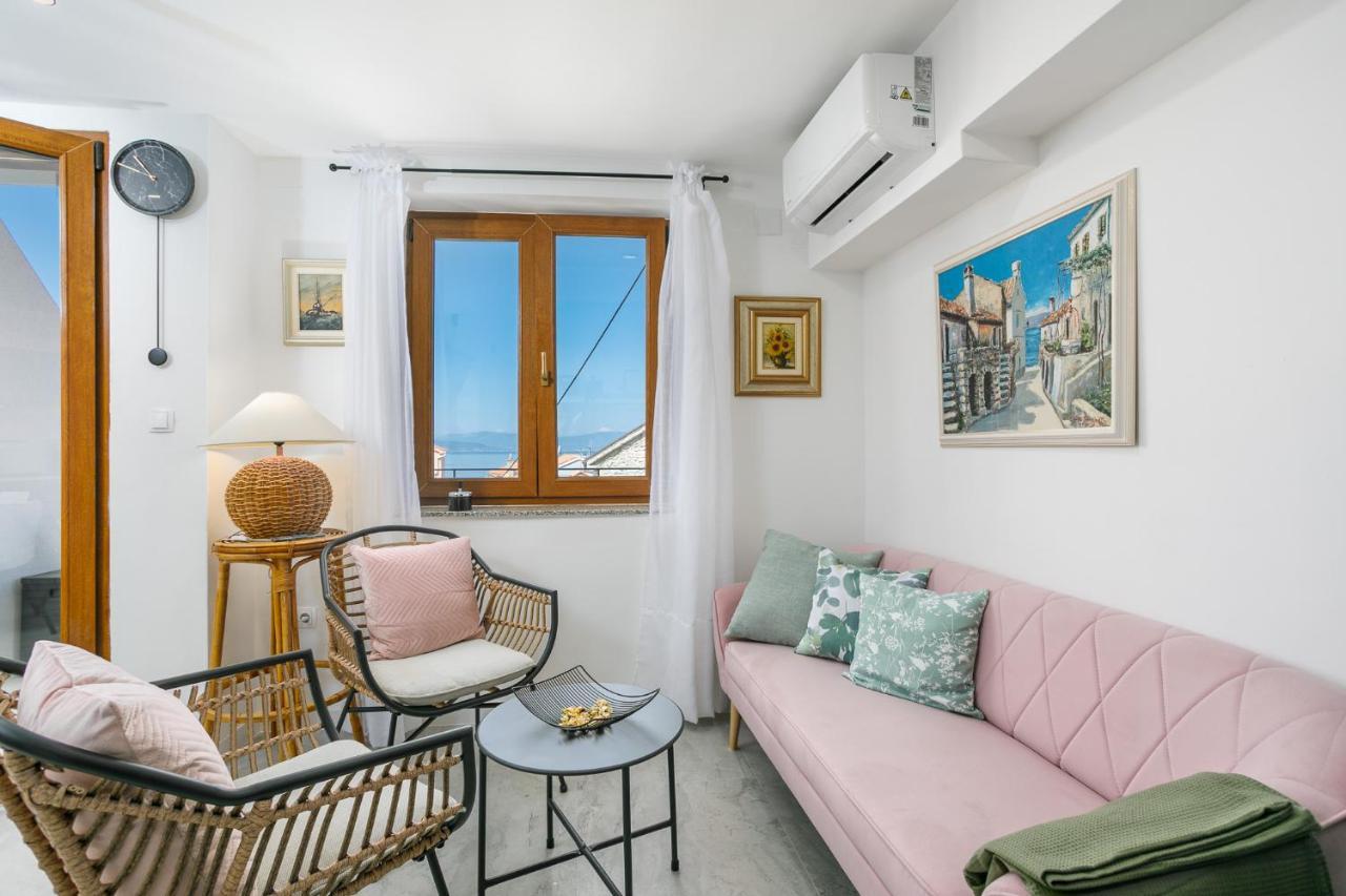 Apartmen Plus U Centru Blizu Plaze Njivice Buitenkant foto