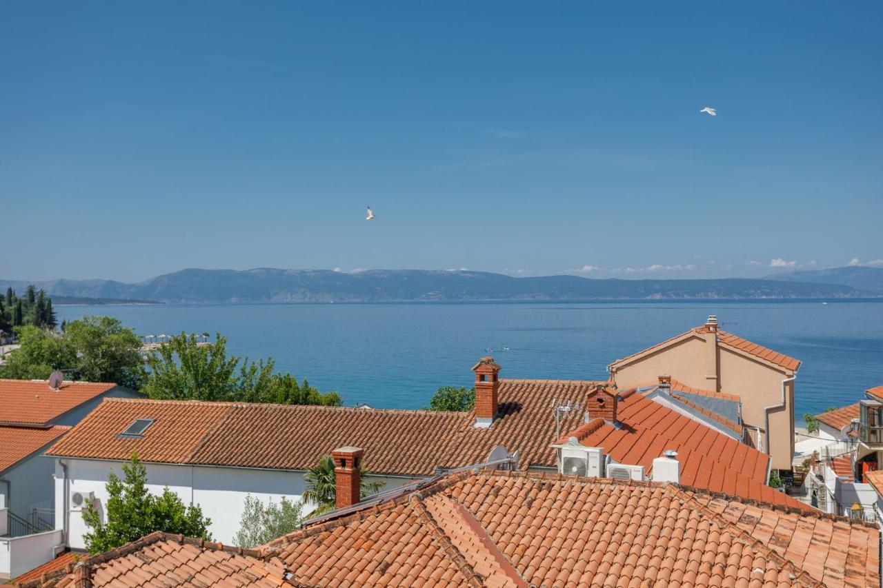 Apartmen Plus U Centru Blizu Plaze Njivice Buitenkant foto