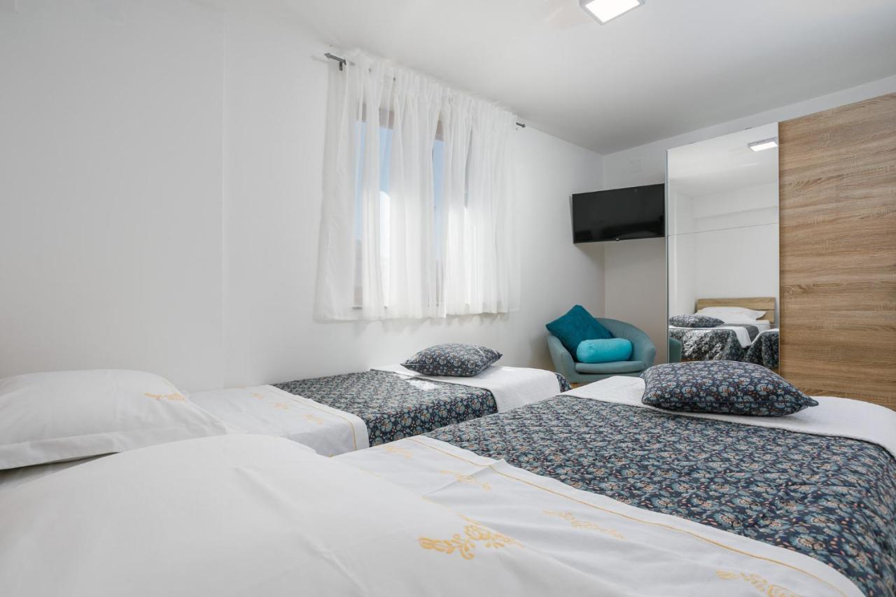 Apartmen Plus U Centru Blizu Plaze Njivice Buitenkant foto